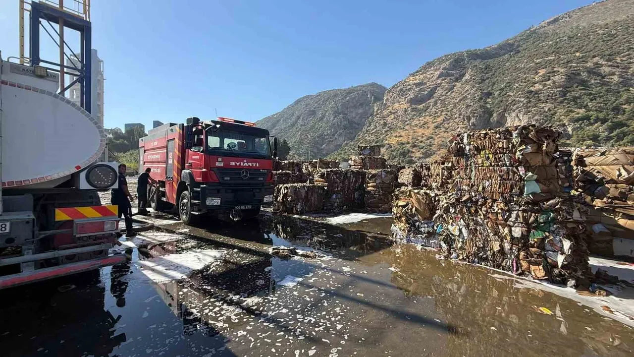 Söke'de KİPAŞ kağıt fabrikasındaki yangın itfaiyenin hızlı müdahalesiyle sınırlı kaldı