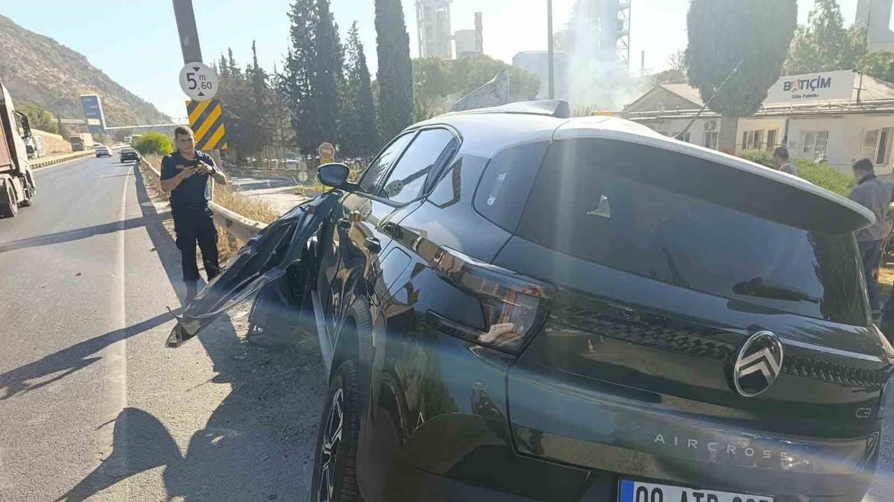 Söke'de kontrol kaybı sonrası otomobil bariyere çarptı, sürücü yaralandı