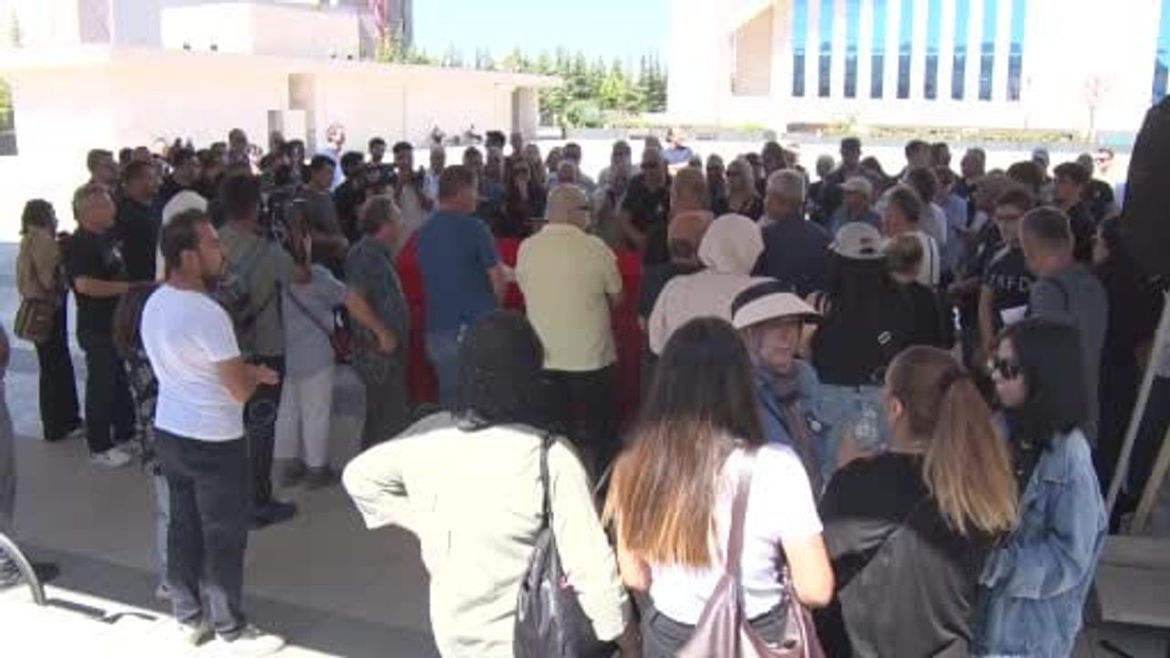 Son alkış Ankara'da: Serhat Kılıç tiyatro ailesinin omuzlarında uğurlandı