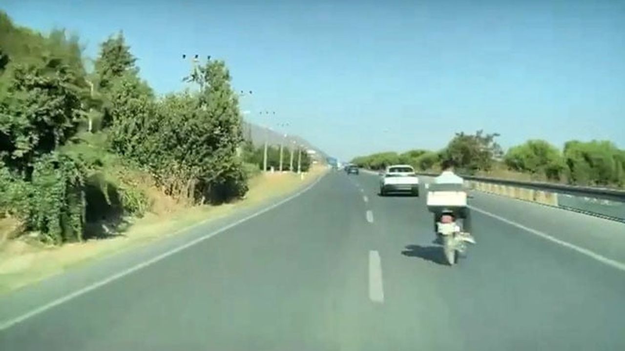 Son anda refleksle önlenen kaza: motosiklet aniden yola çıktı