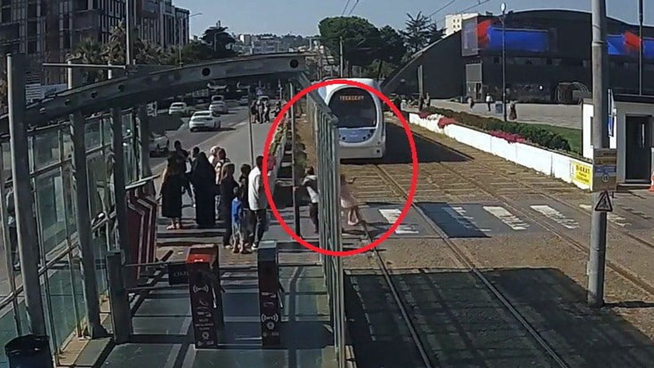 Son anda yetişen refleks Samsun'da küçük kızı tramvaydan çekti