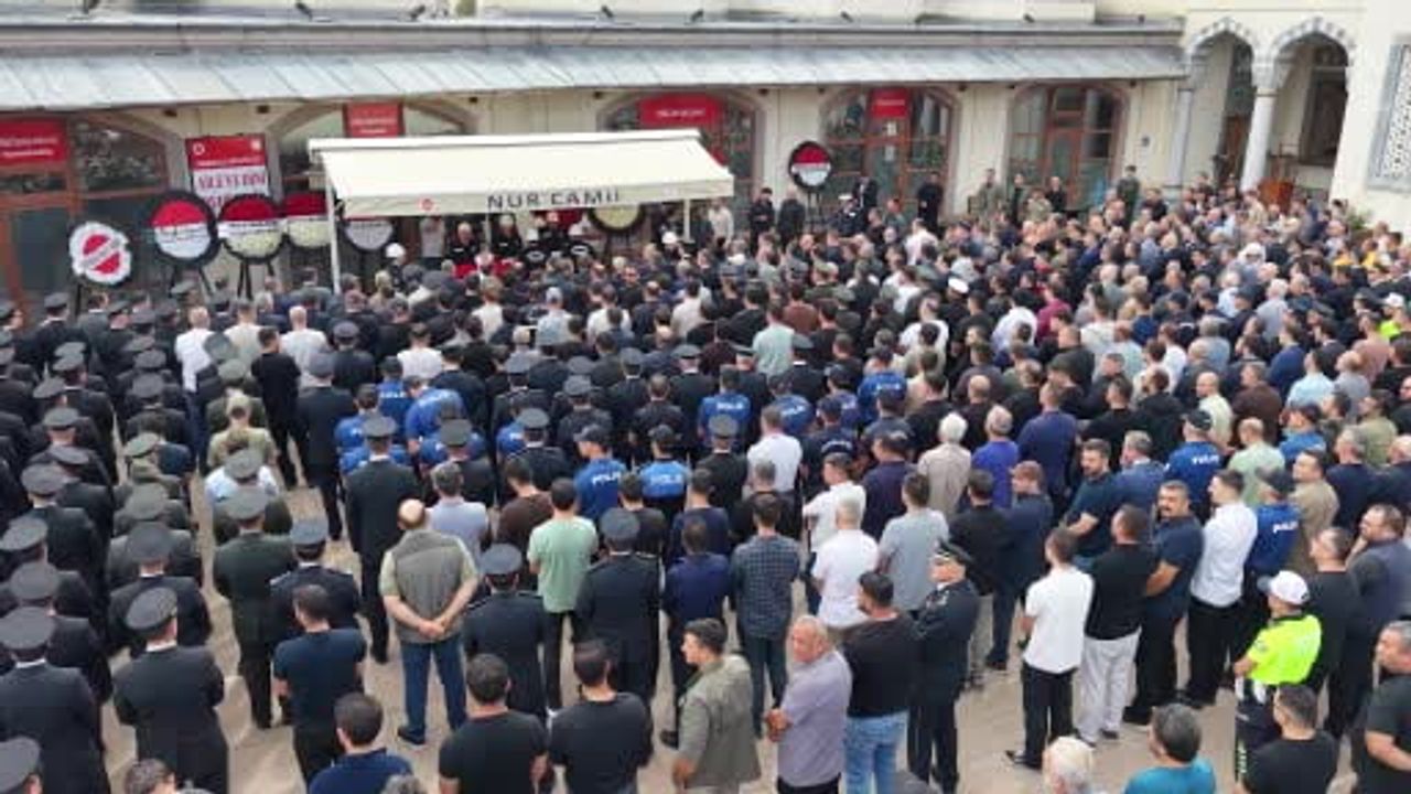 Son görevde şehit düşen polise veda: eşi üniformasını giydi, oğlu şapkayla tabuta sarıldı