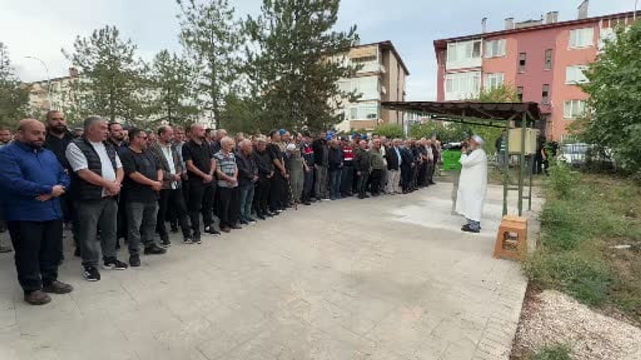 Son yolculuk: Amasra'daki kazada hayatını kaybeden müzik öğretmen Karabük'te defnedildi