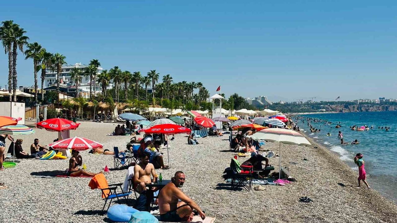 Sonbahar güneşinde Antalya sahilleri çocuk sesleriyle doldu