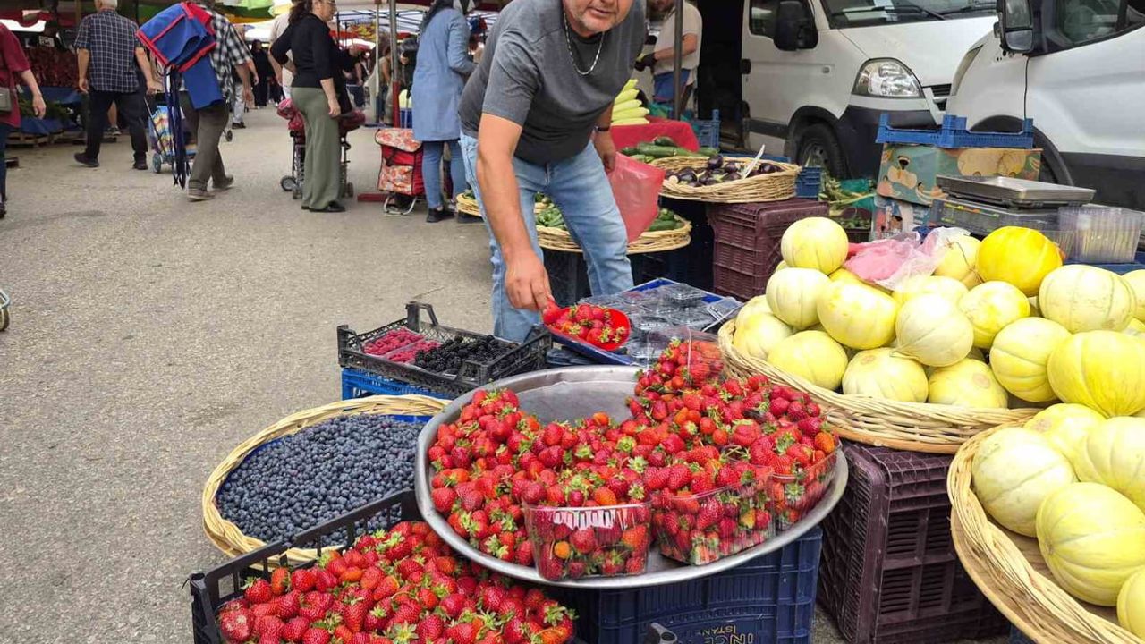 Sonbaharda tezgâhlarda yaz tadı: Eskişehir'de pahalı çilek rağbet görüyor