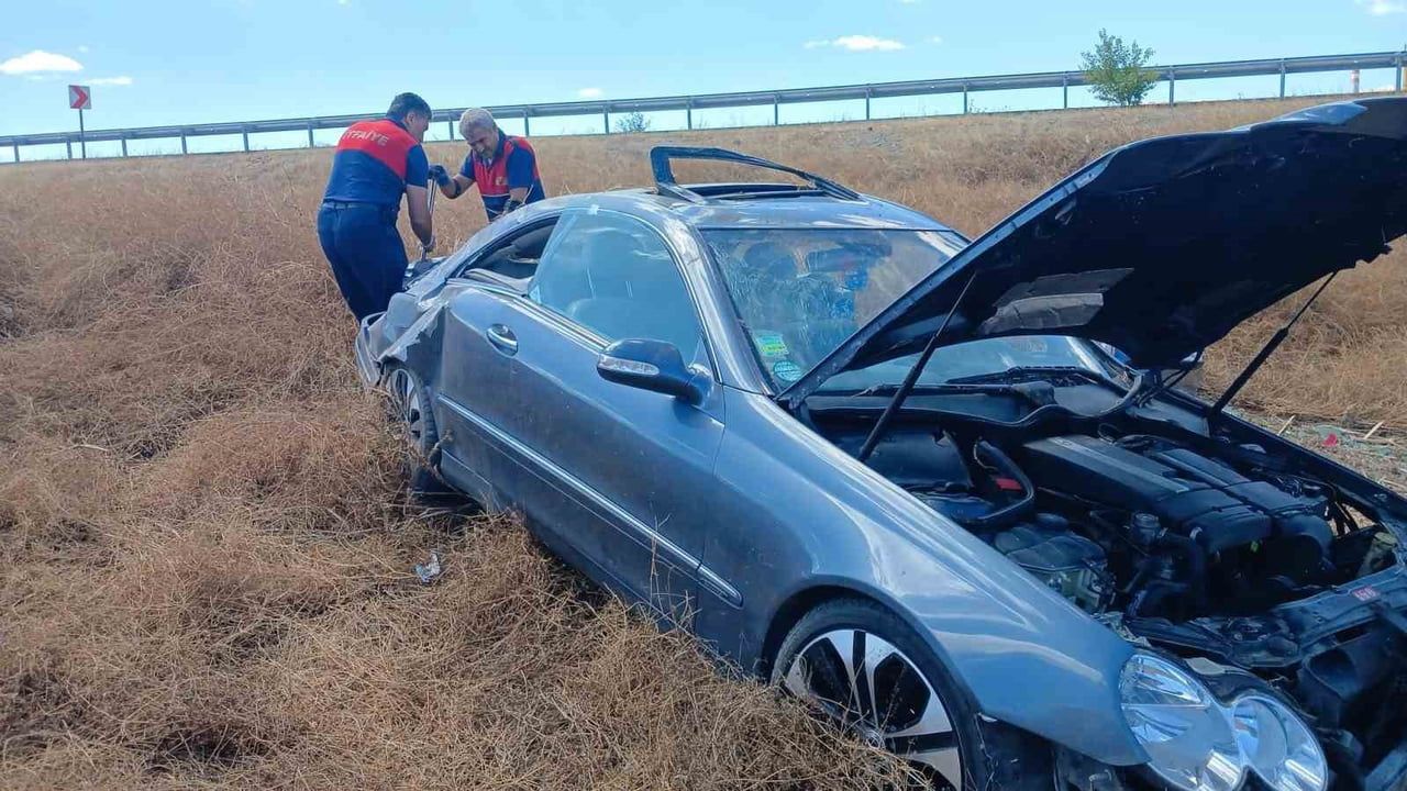 Sorgun Şeker Fabrikası kavşağında kontrolden çıkan Mercedes şarampole uçtu