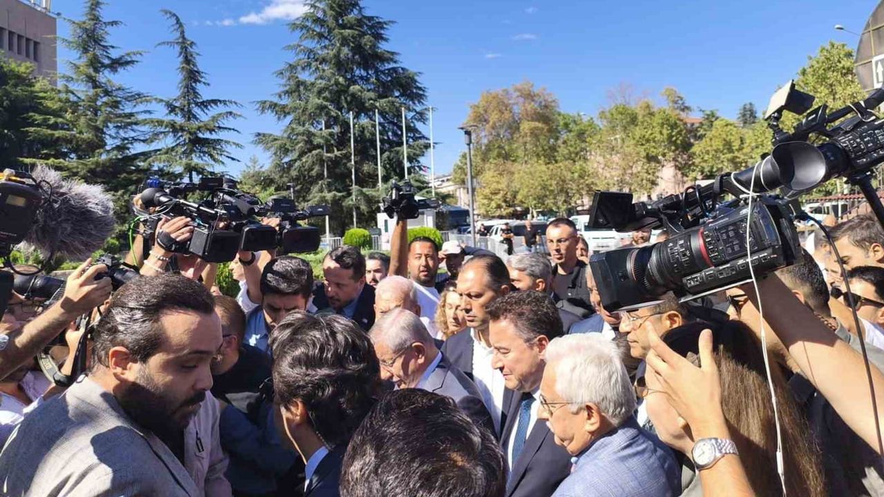 Sosyal medya soruşturması: Ahmet Davutoğlu Ankara adliyesinde ifade verdi