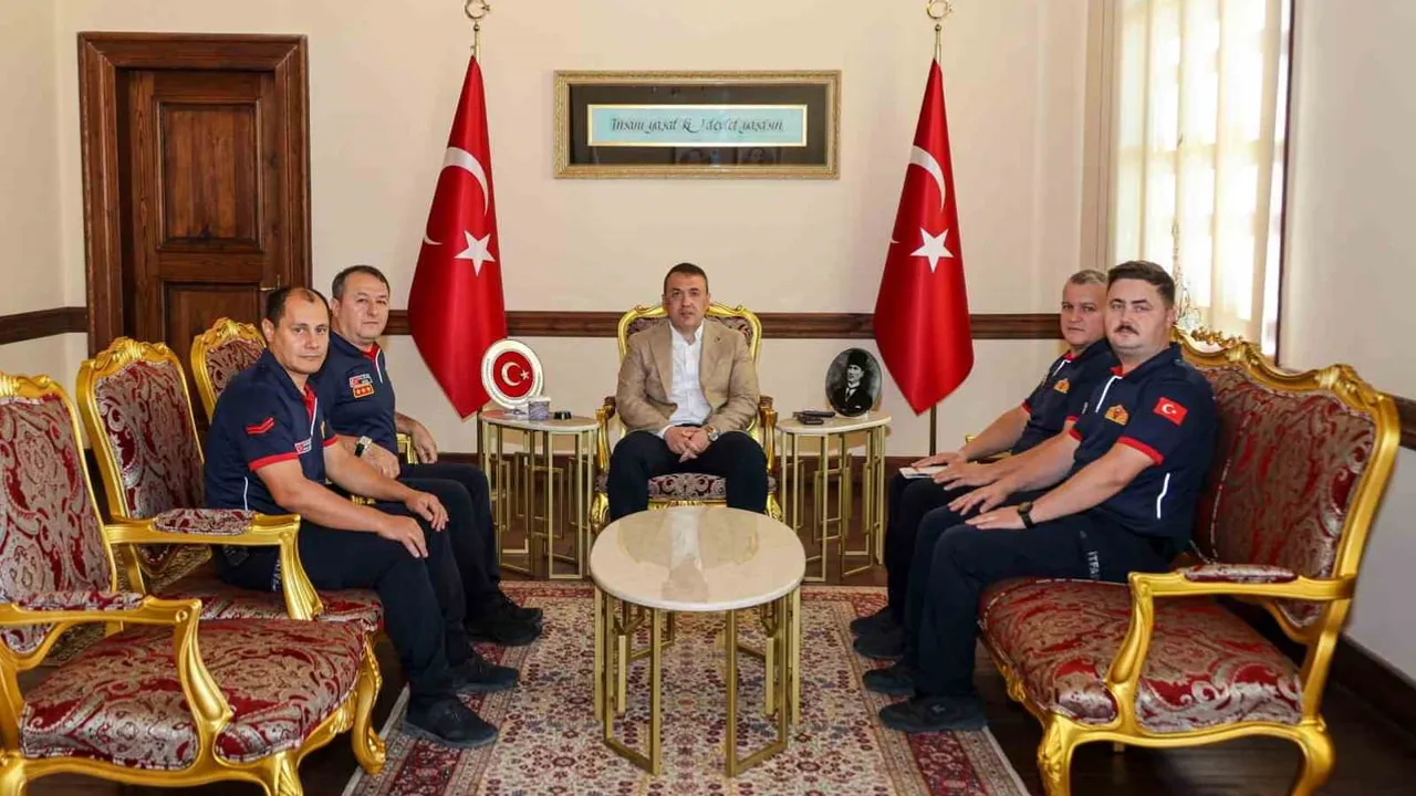 Sözer itfaiyeyi makamında ağırladı: fedakârlık ve 24 saat görev vurgusu