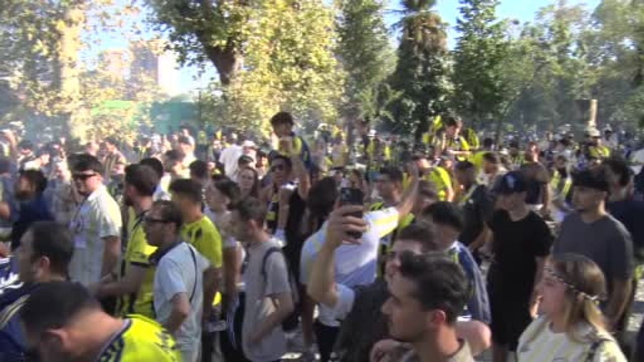 Stat ve parkları dolduran coşku: Fenerbahçe taraftarları derbiye akın etti