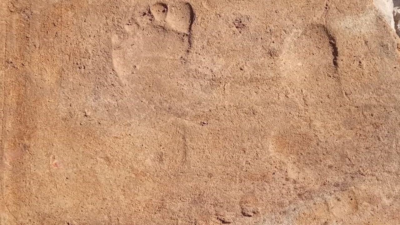 Stratonikeia'da Roma hamamının soğukluk bölümünde 1.900 yıllık çocuk ayak izleri bulundu