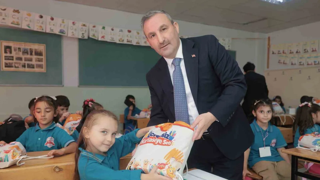 Sultanbeyli'den 9 bin öğrenciye kapsamlı ücretsiz kırtasiye desteği