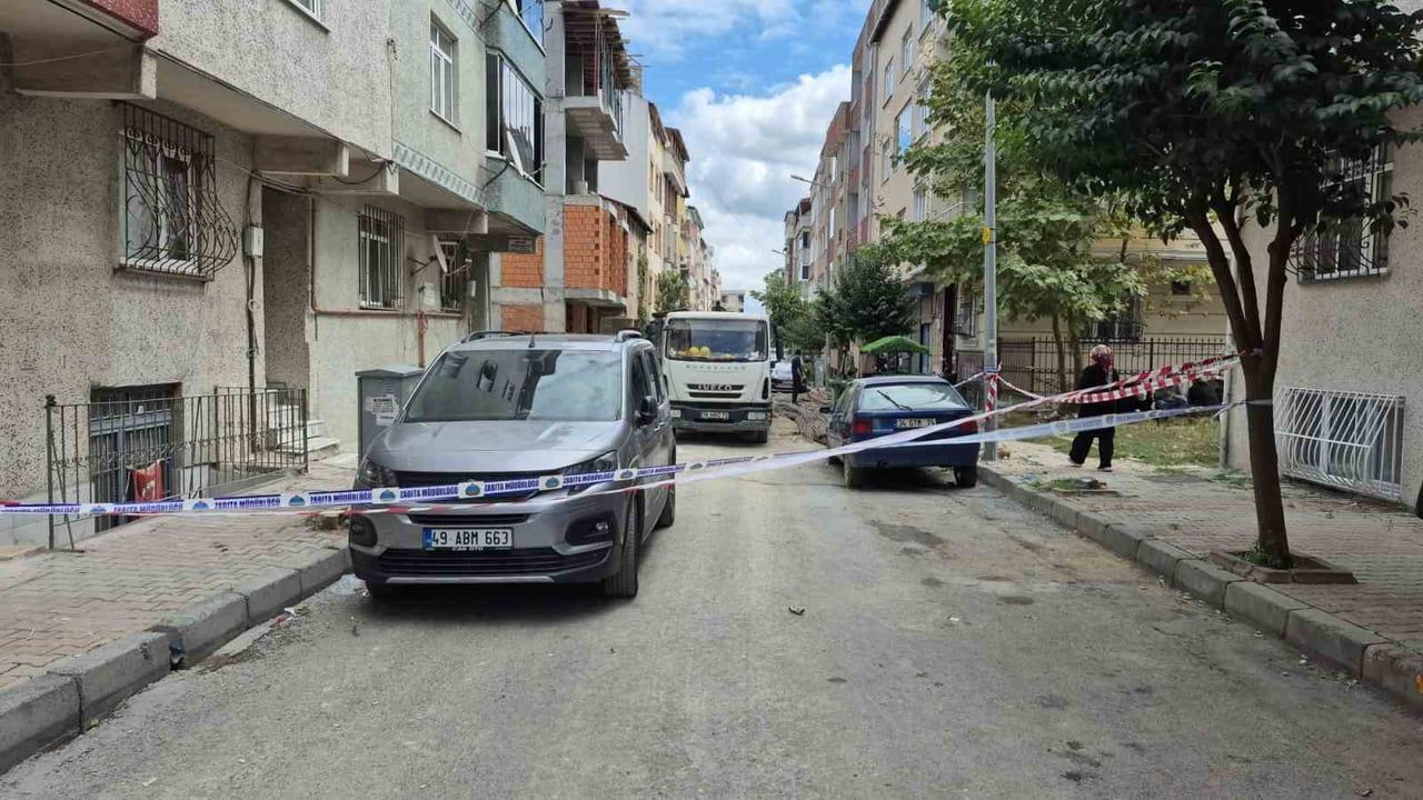 Sultangazi’de çatlayan duvarlar tahliyeye yol açtı, iki bina dronla görüntülendi