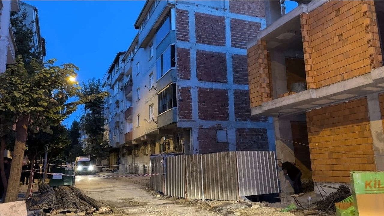 Sultangazi'de hafriyat şüphesiyle iki apartman tedbiren boşaltıldı