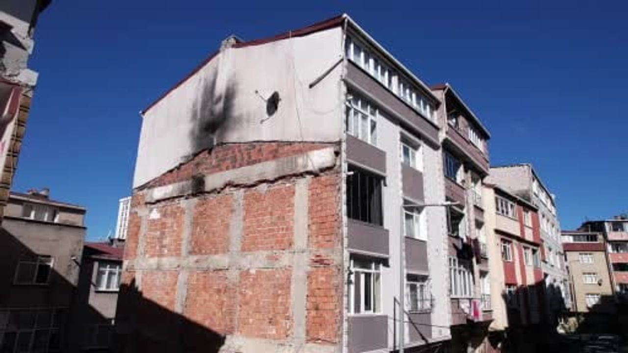 Sultangazi'de temel kayması sonrası 5 katlı bina dronla görüntülendi