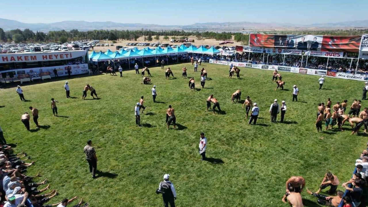 Suluova'da er meydanında kardeşlik: Amasya valisi ile Arap Osman el ele