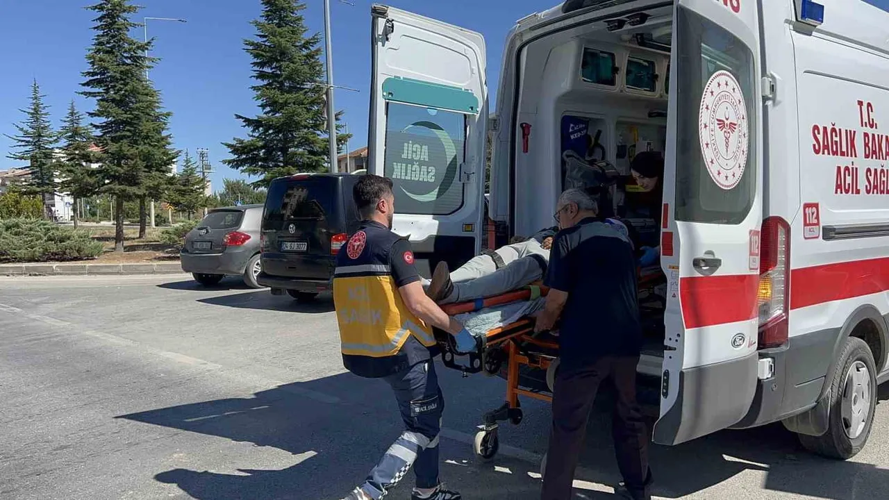 Sungurlu'da çarpışma sonrası taksi savruldu; sürücü tedaviye götürüldü