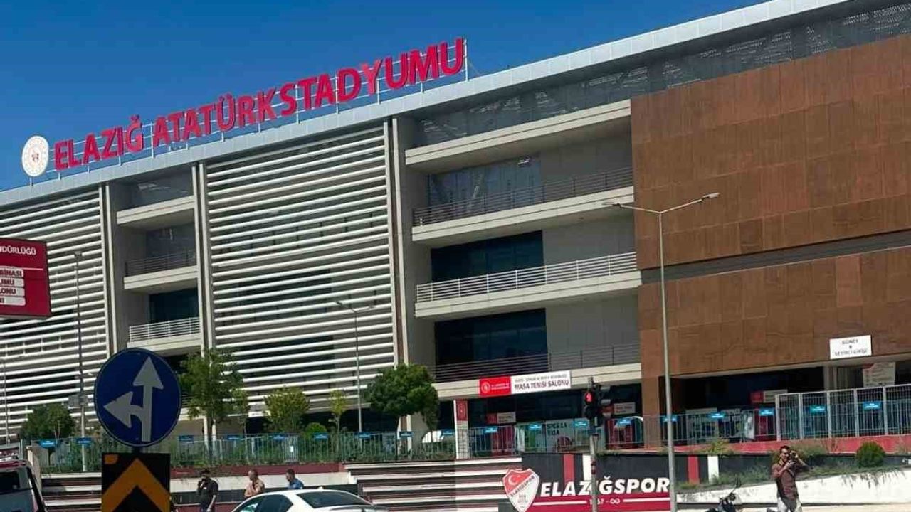 Sürsürü Mahallesi'nde çarpışma: otomobil ile motosiklette 3 yaralı