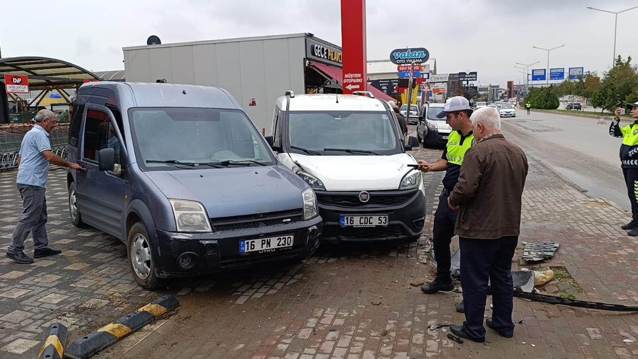 Sürücünün kontrolünü kaybettiği otomobil İnegöl'de zincirleme hasara yol açtı