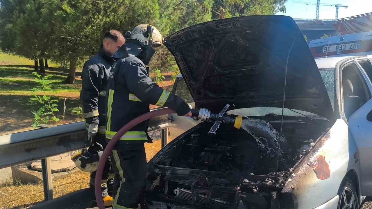 Taburcu olduktan dakikalar sonra yolda lpg'li otomobil alev aldı