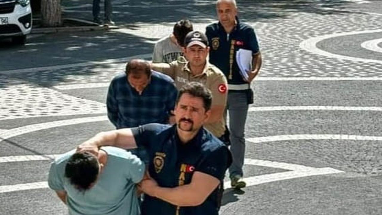 Takip sonucu durdurulan araçta kağıt bonzai baskını: bir kişi tutuklandı