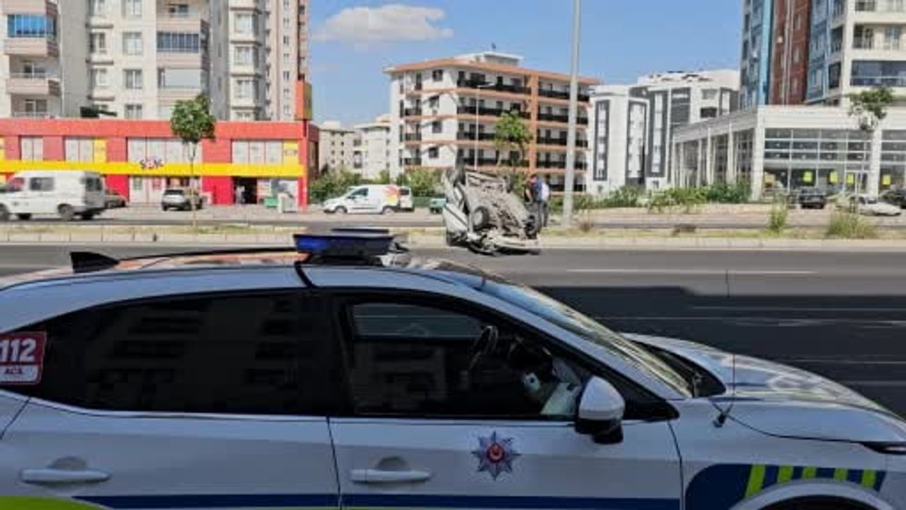takla atan otomobilden yara almadan çıkan sürücünün şansı