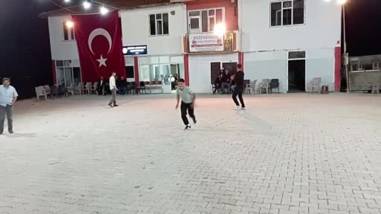 Takla ile sahne alan gençler düüğe neşe kattı