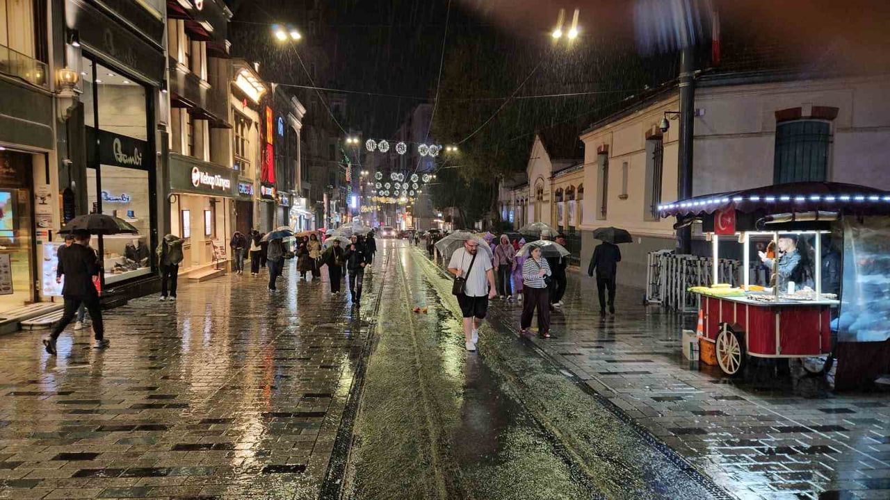 Taksim'de aniden bastıran yağmur Zincirlikuyu alt geçidini suyla doldurdu