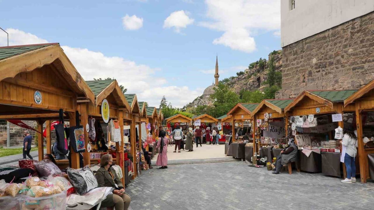 Talas'ta eylülde kışlık hazırlıkların adresi: Maharetli Eller kadın üretici pazarı