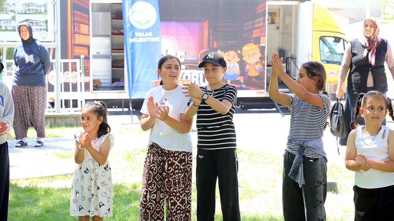 Talas'ta kırsalda okuma rüzgârı: gezici kütüphane ve beyaz masa birlikte