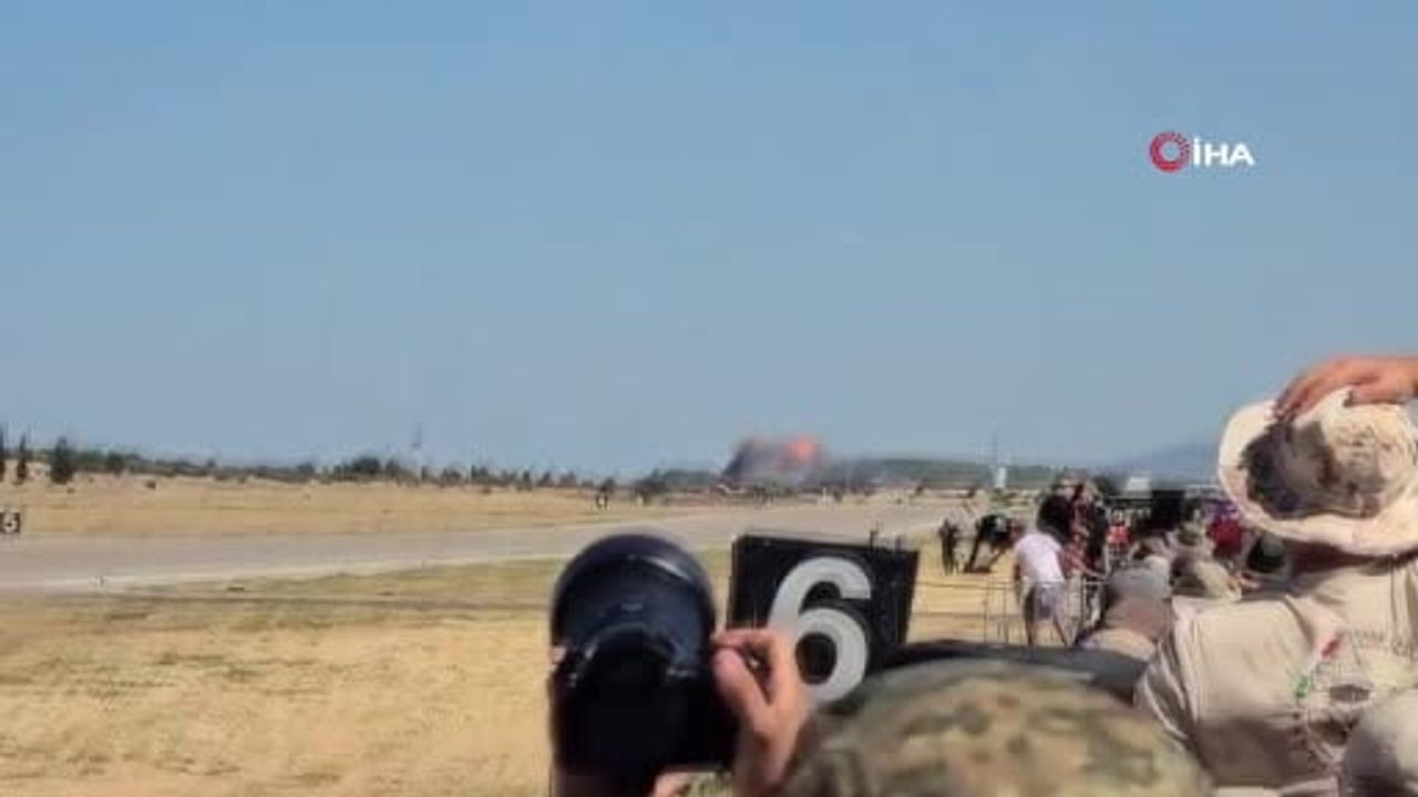 Tanagra'da gösteri sırasında F-4 Phantom düştü, Atina Uçuş Haftası durduruldu