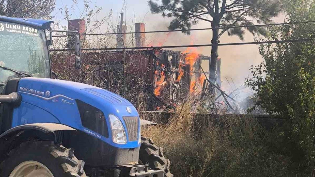 Tanker destekli müdahaleyle söndürülen yangın Tekirdağ Muratlı'da endişe yarattı