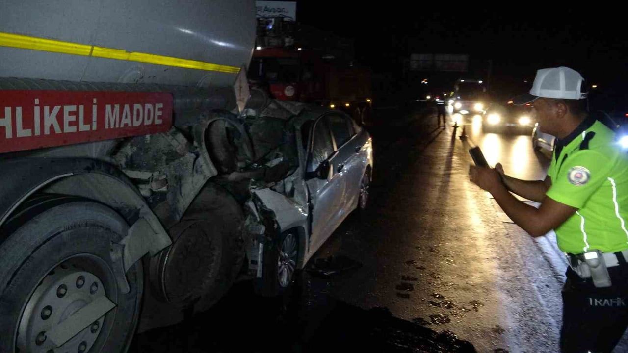 Tanker gövdesine saplanan otomobil, 50 ton yakıt boşaltılarak çıkarıldı