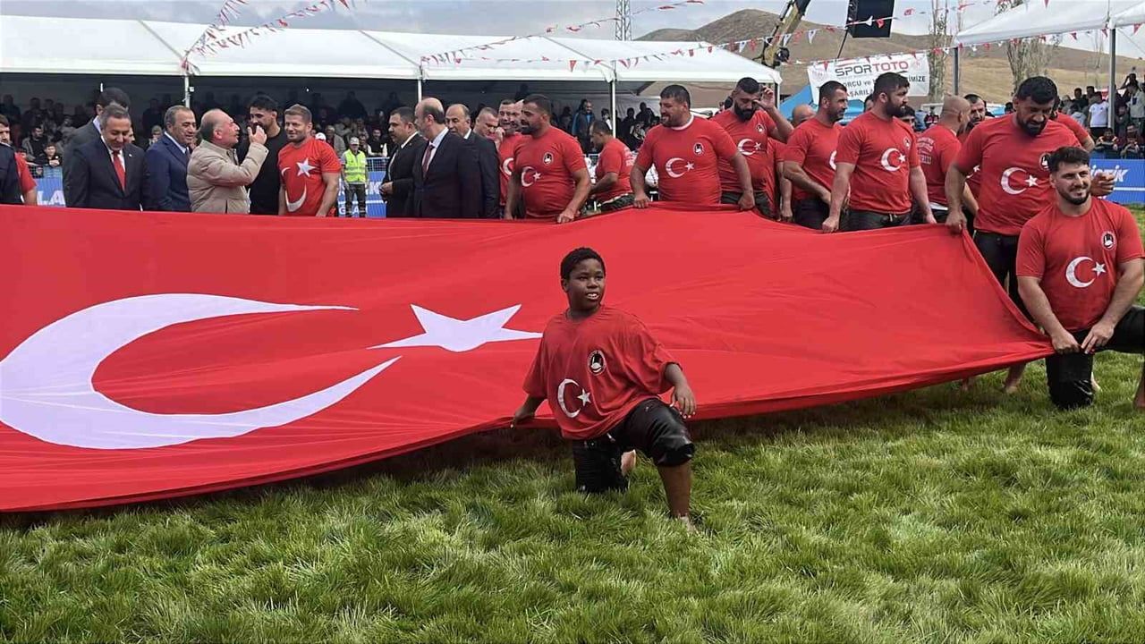 tanzanyalı minik güreşçinin cumhurbaşkanıyla geçen samimi buluşması