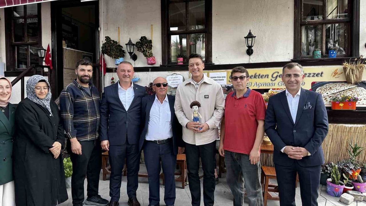 Taraklı'da coşkulu karşılama: Mesut Özil esnaf ve vatandaşlarla buluştu