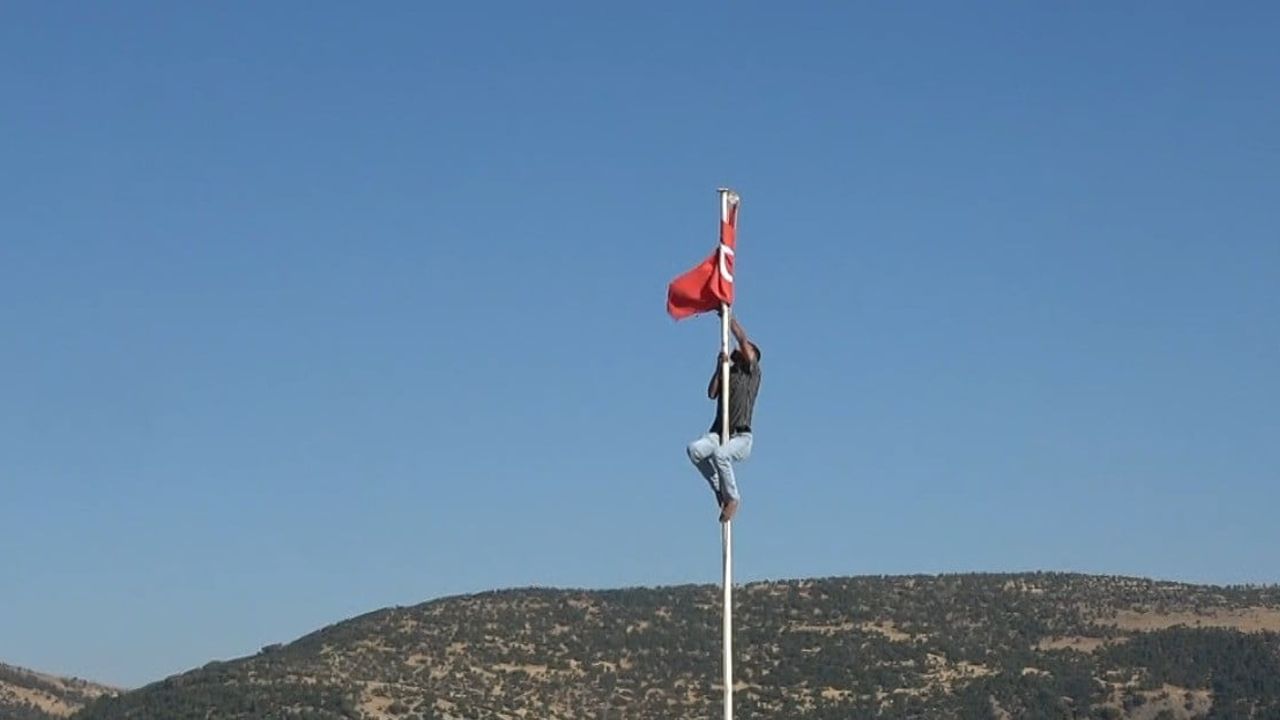 Tarihi Ravanda kalesi'nde bayrak için ayakkabılarını çıkarıp direğe tırmandı