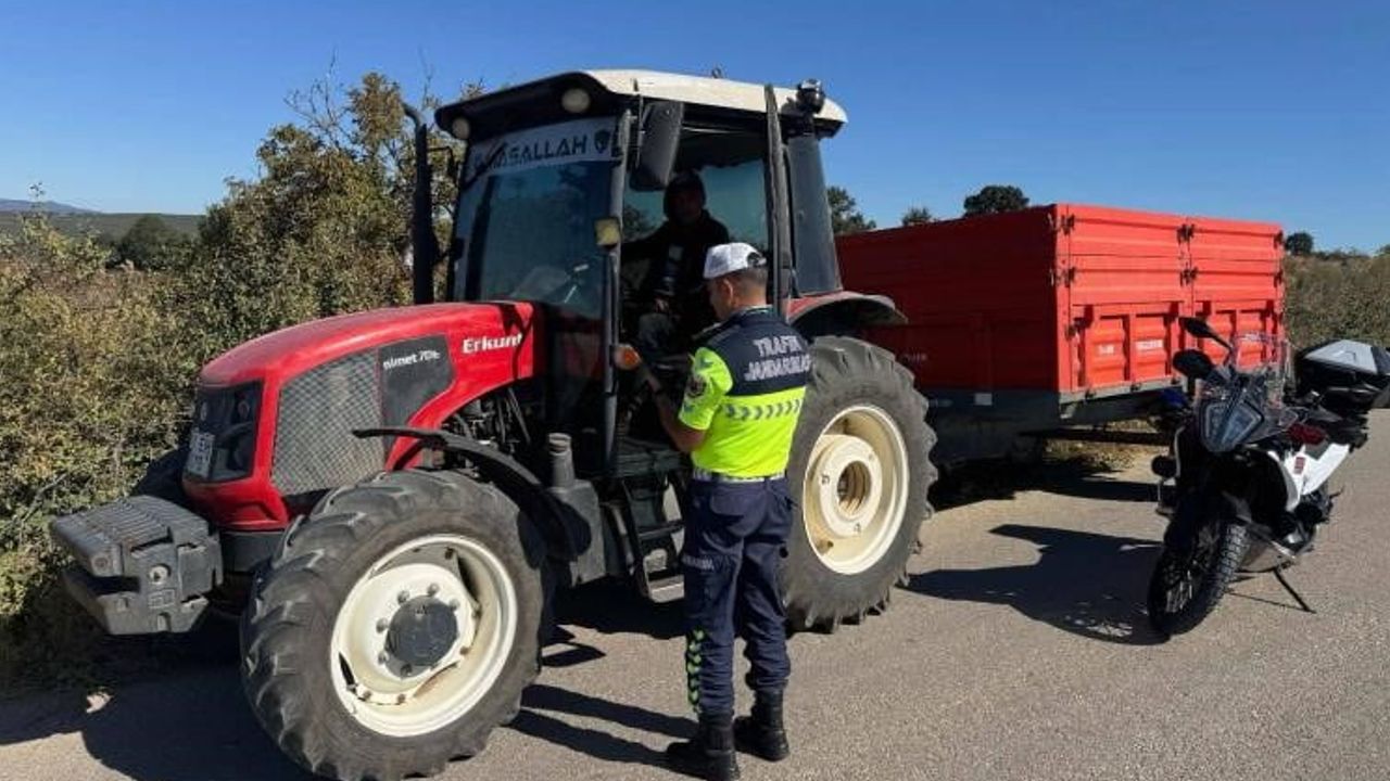 Tarla yolunda can güvenliği: jandarmadan traktör sürücülerine önlem çağrısı