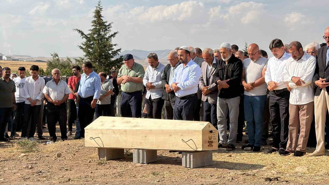 Tarlada hayatını kaybeden 13 yaşındaki Selahattin Karayel aile mezarlığına defnedildi