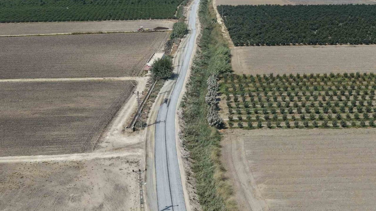 Tarsus'ta tarım yolları güçleniyor: Bahşiş'te 4 bin 200 metre yenilendi