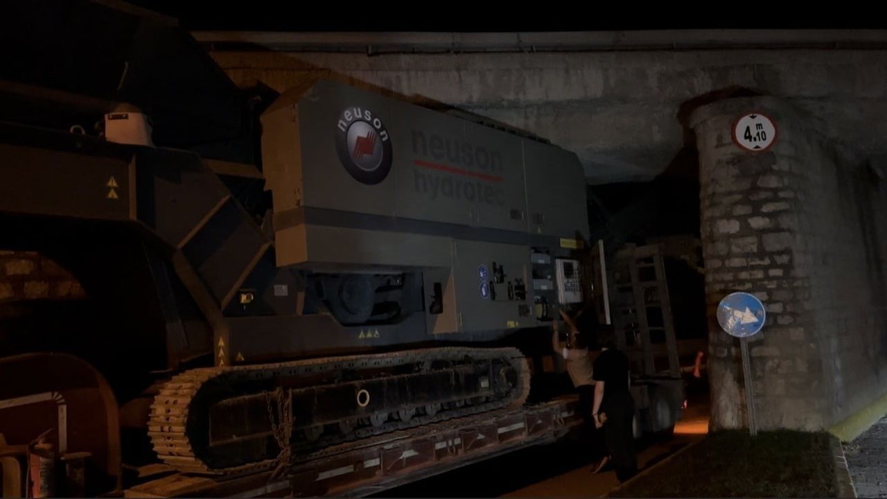 Taş kırma makinesi taşıyan tır Bahçe'de Dokuz Bacak Köprüsü'ne takıldı