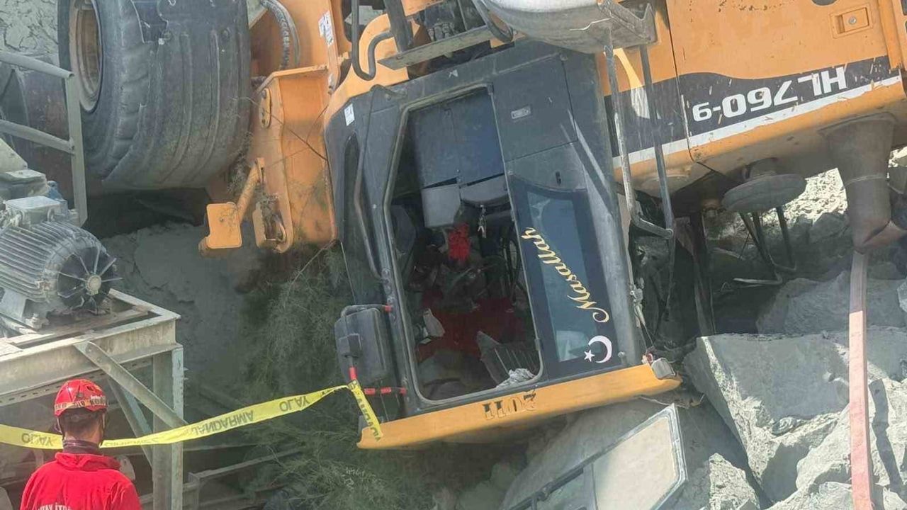 Taş ocağında devrilen iş makinesinde bir işçi yaşamını yitirdi