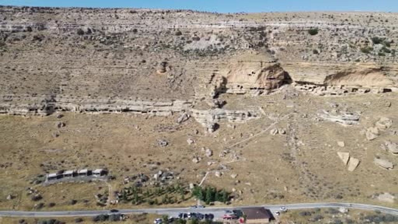 Taşkale'nin kaya içine kazınmış beş katı: Manazan mağaralarına ziyaretçi akını