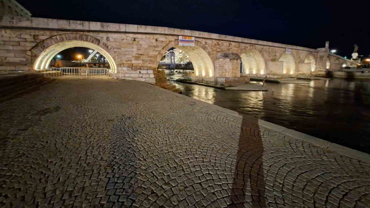 Taşköprü ışıklarla Üsküp'ün gece siluetini canlandırdı