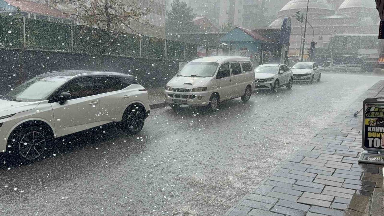 Tatvan'da ceviz büyüklüğünde dolu ve sağanak sokakları suyla kapladı