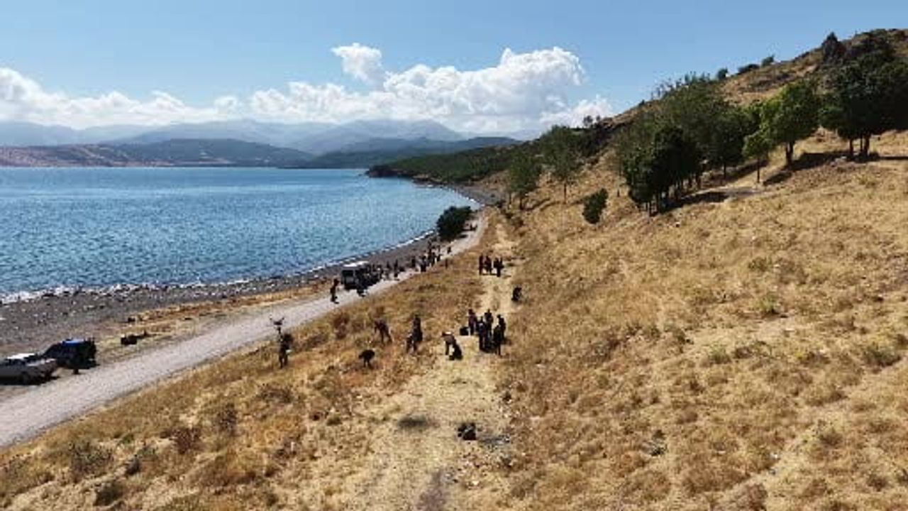 Tatvan'da gönüllülerle kıyı temizliği: Van Gölü'nden 4 tona yakın atık çıkarıldı