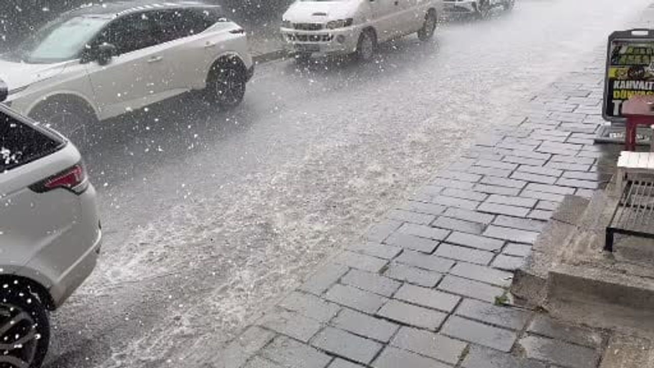 Tatvan'da öğle sağanağı ve ceviz büyüklüğünde dolu yaşamı aksattı