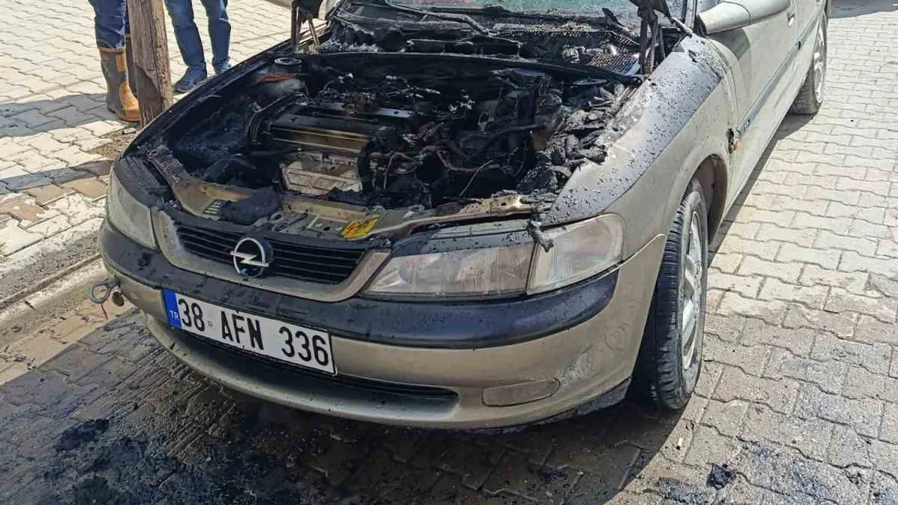 Tatvan'da parkta duran otomobilin motoru alev aldı, araç büyük hasar gördü