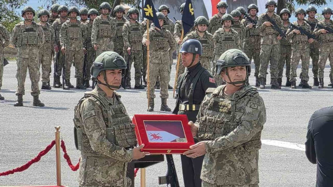 Tatvan'da sancak teslimiyle komuta devri gerçekleşti