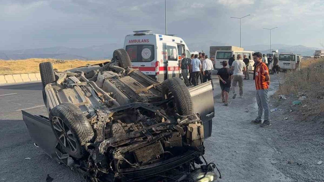 Tatvan Kıyıdüzü yolunda zincirleme çarpışma: bir sürücü hafif yaralandı