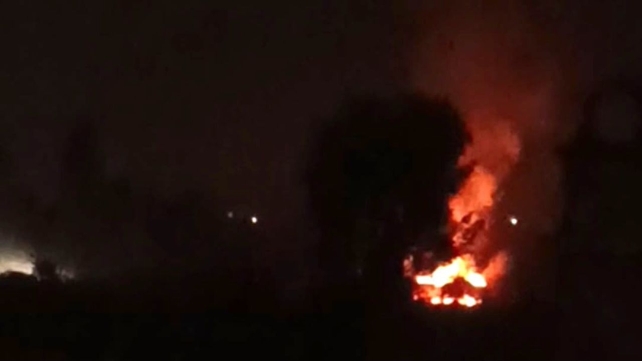 Tavşanlı'da çiftlikte gece çıkan yangın söndürüldü, trafo hasarı elektrikleri kesti
