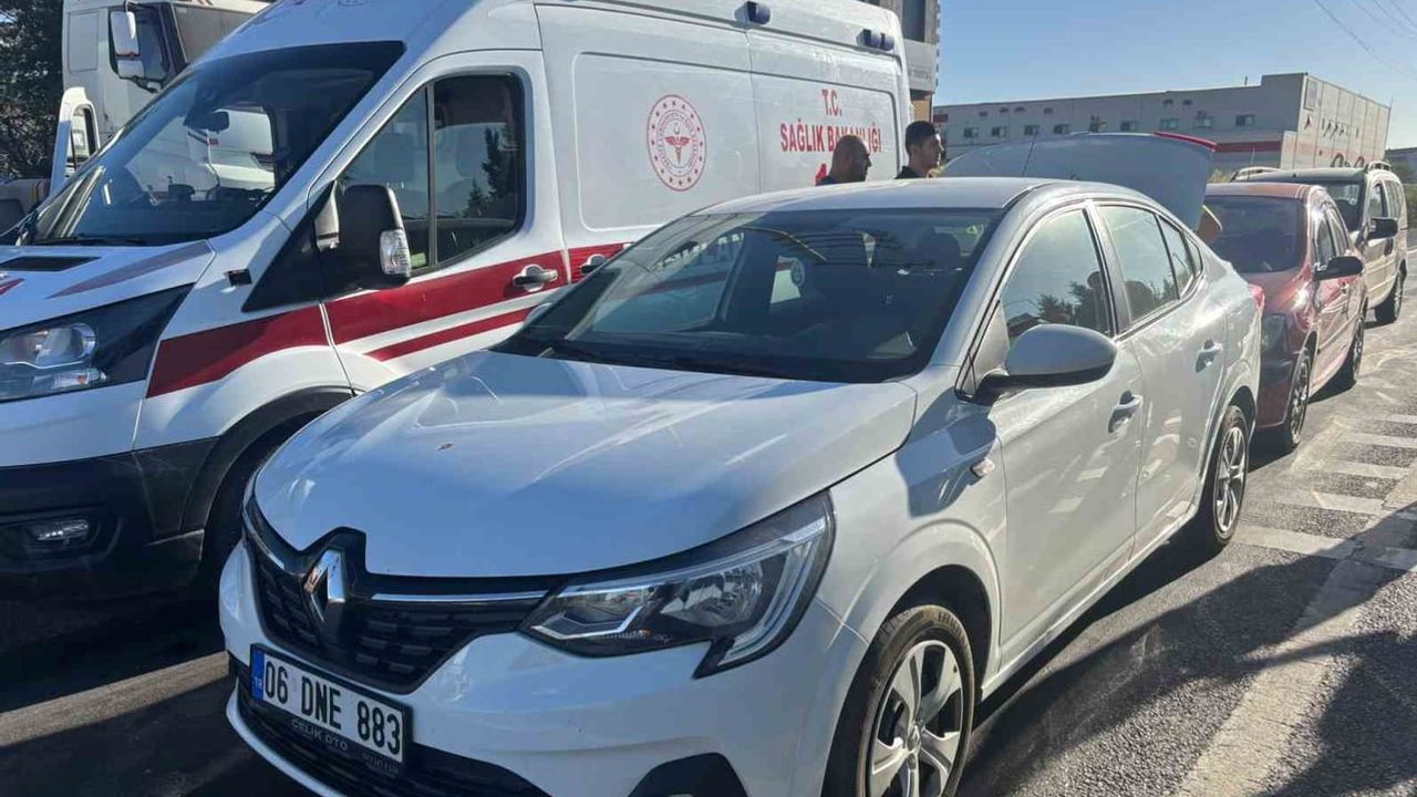 Tavşanlı'da ışıklı kavşakta arkadan çarpışma zincirleme kazaya dönüştü: 2'si çocuk 4 yaralı